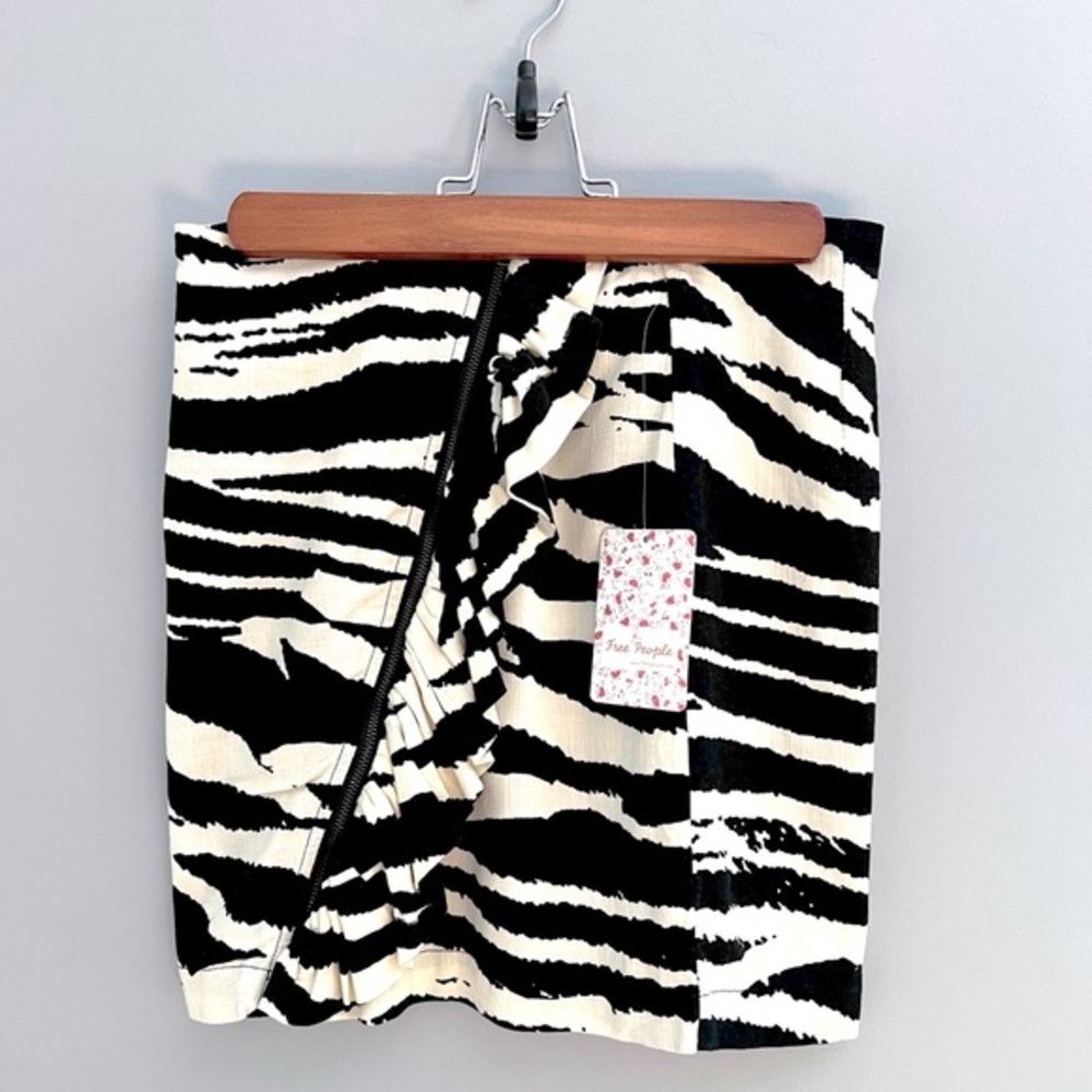 🦓FREE PEOPLE zebra mini skirt. NWT. Size 0.